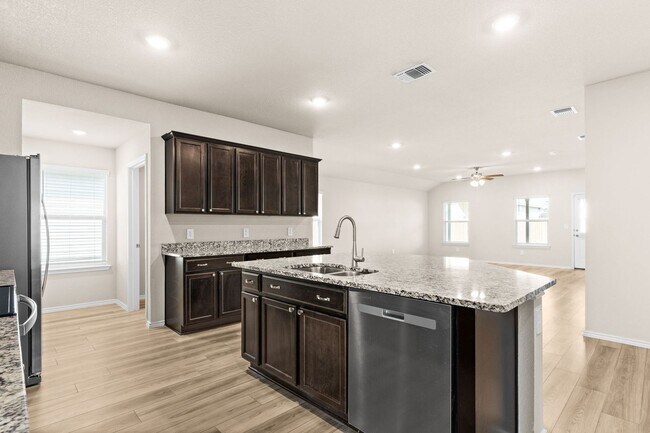 Building Photo - 4 bedroom 2 bath in Creekside Hills with Pool Access