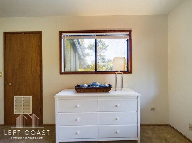 Building Photo - 132 Salishan Dr