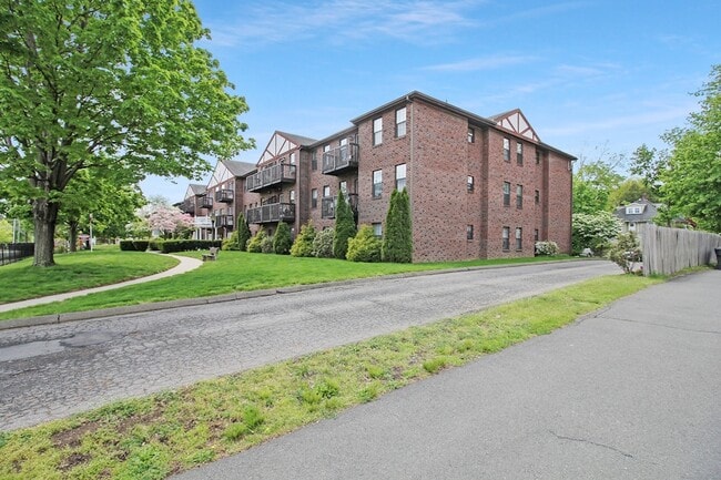 Building Photo - 47 Highland St