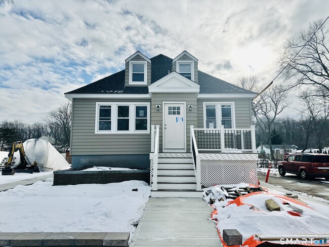 Building Photo - 16 Hillside St