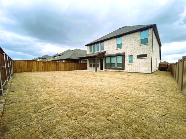 Big Backyard with lots of room to entertain and host family and friends - 621 Hummingbird Dr