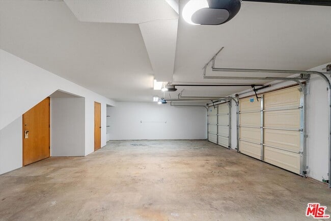 Building Photo - 44310 Vía Barranca