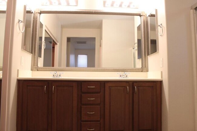 Building Photo - 3 Bedroom in Lyons Gate!