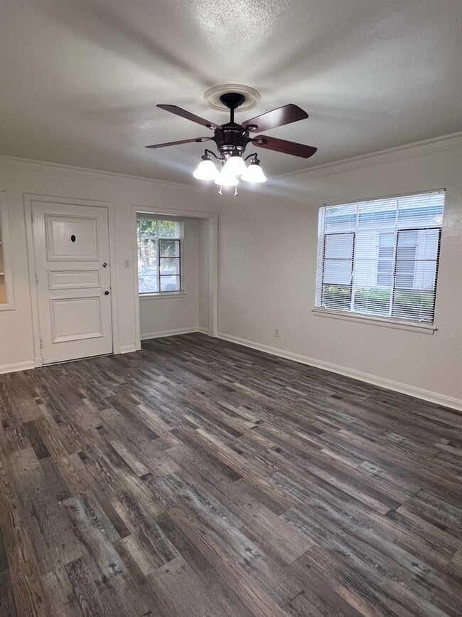 Building Photo - 1024 N Broadway St