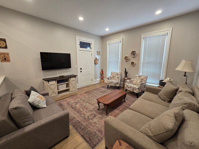 Building Photo - Full Furnished 2 Bed/1 Bath with Utilities Included