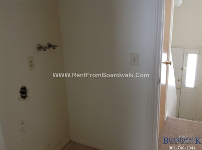 Building Photo - Spacious 2 Bed 2 Bath Magna Duplex With Pr...