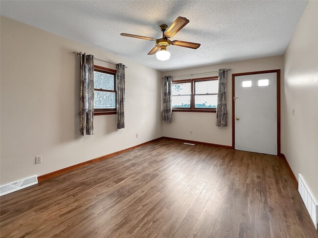 Building Photo - 211 Walnut St