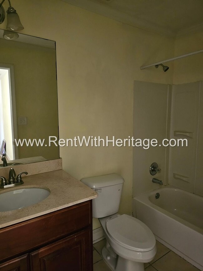 Building Photo - Gorgeous 3Bd / 2Ba Immaculate Townhome / U...