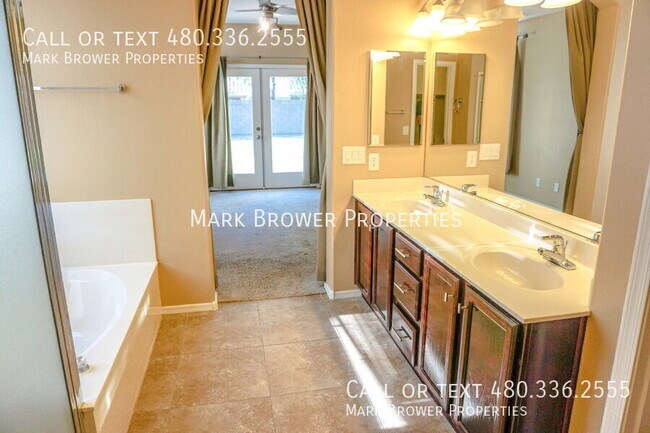 Building Photo - 1362 W Roadrunner Dr