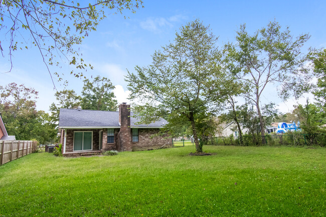 Building Photo - Cute & Cozy 3 Bedroom