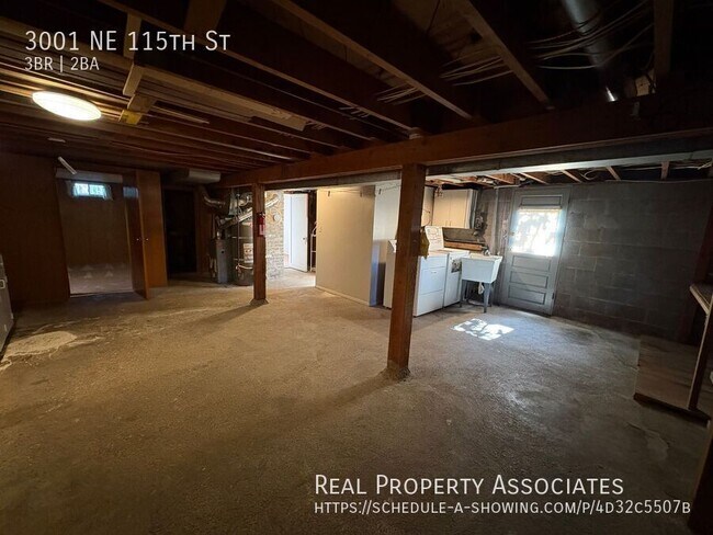 Building Photo - 3001 NE 115th St