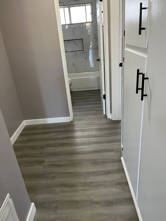 Building Photo - Fully Renovated 1 Bedroom Apartment! Downs...