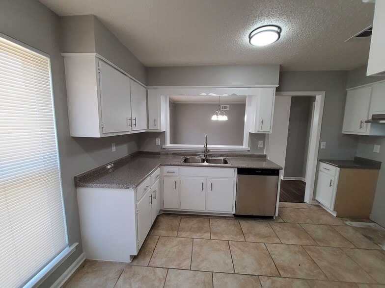 Building Photo - 5233 Breckenwood Dr