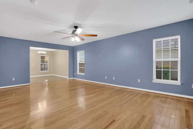 Building Photo - 3 bedroom 2 1/2 bath with loft