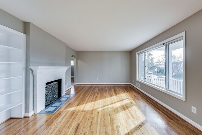 Building Photo - Spacious 3BR/2BA Rambler with Heated Sun-room and Slate Patio!