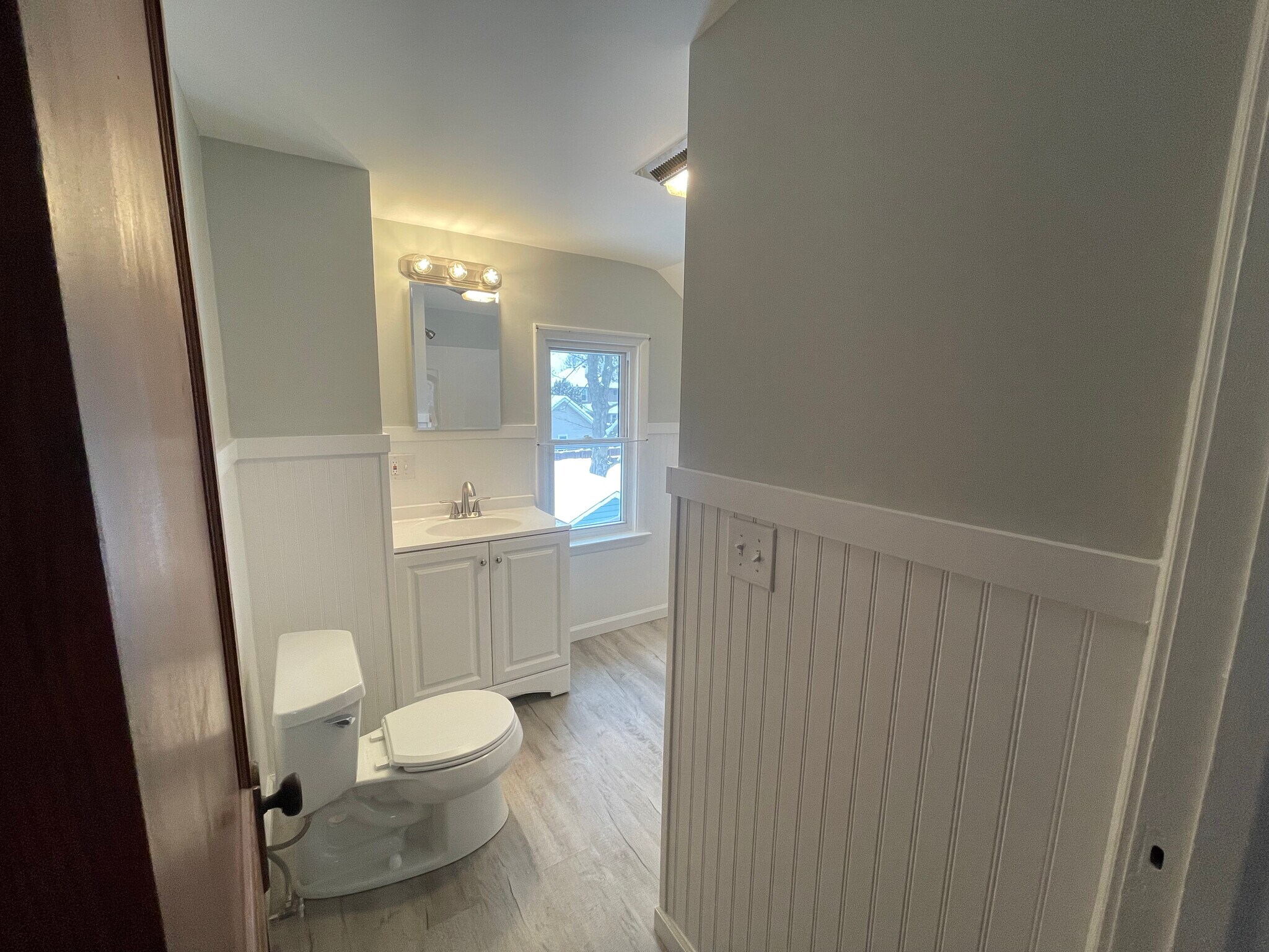 Building Photo - 104 Lynhurst Ave