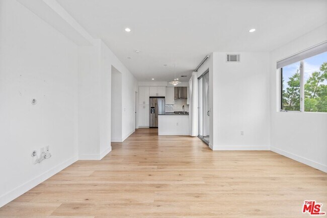 Building Photo - 1060 S Bronson Ave