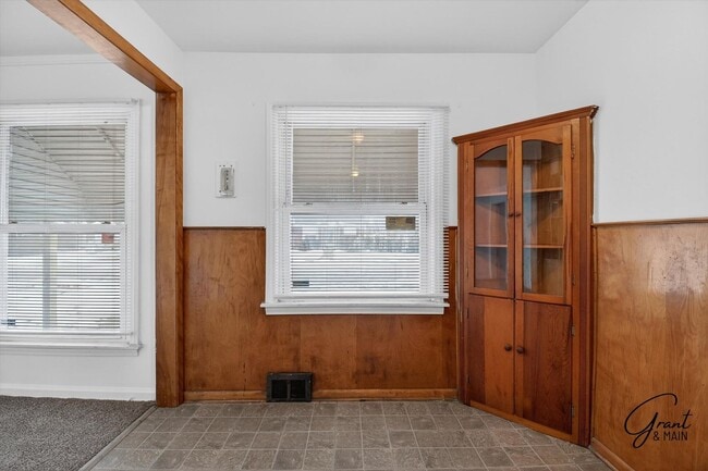 Building Photo - $1400 3 bedrooms