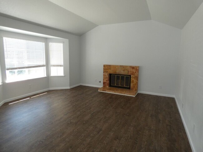 Building Photo - Spacious Orcutt Area Home in Gated Community