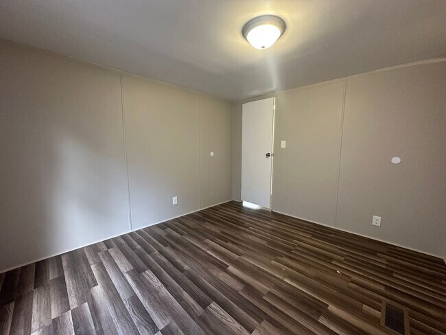 Building Photo - 114 Deer Rd