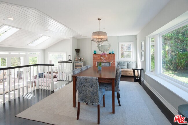 Building Photo - 7120 Pacific View Dr