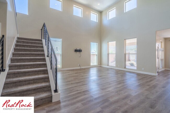 Building Photo - Stunning 4 Bedroom Home. Dog friendly!