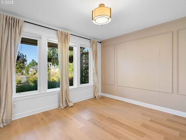 Building Photo - 9010 SW Inez St