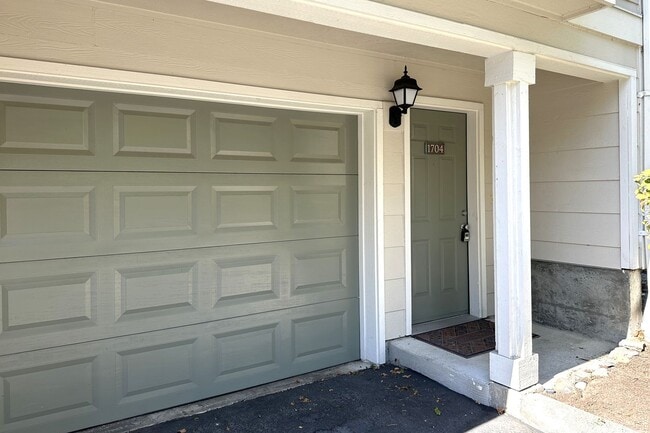 Building Photo - Lovely 2 bedroom Townhome in great Central...