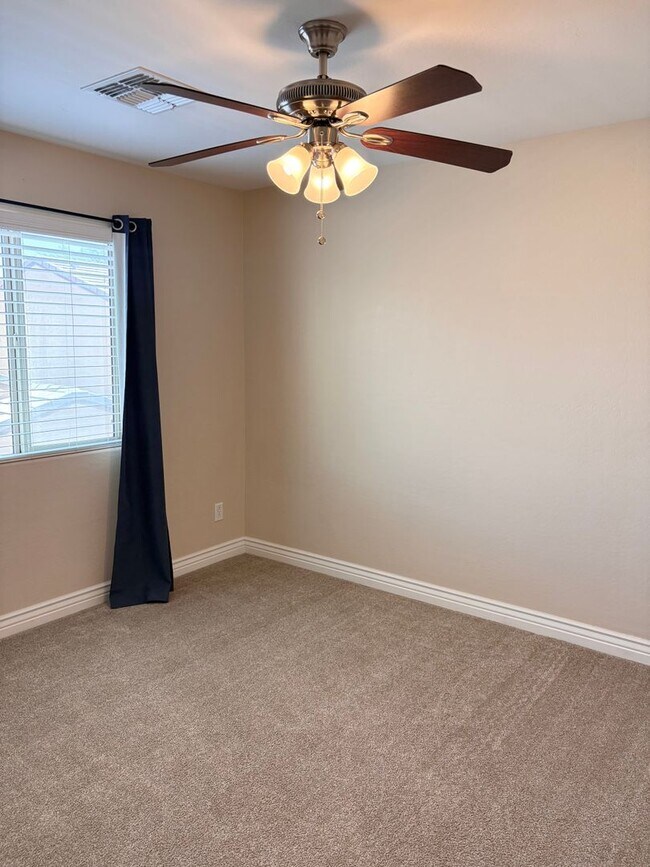 Building Photo - **STUNNING 4 BEDROOM/3 BATHROOM/2 CAR GARAGE/GATED COMMUNITY HOME IN MESA (SOUTHERN & LINDSAY)**