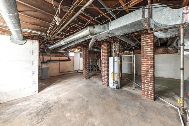 Building Photo - 154 E Main St