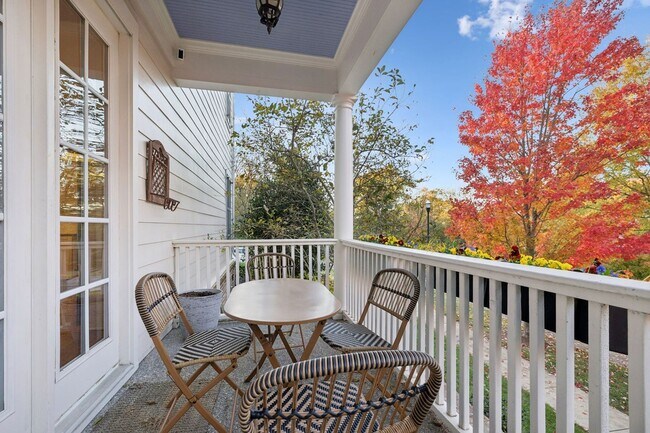 Building Photo - Luxury Executive Rental in Highlands of La...