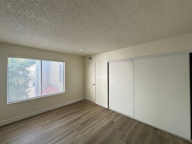 Building Photo - Condo & Newly Remodeled