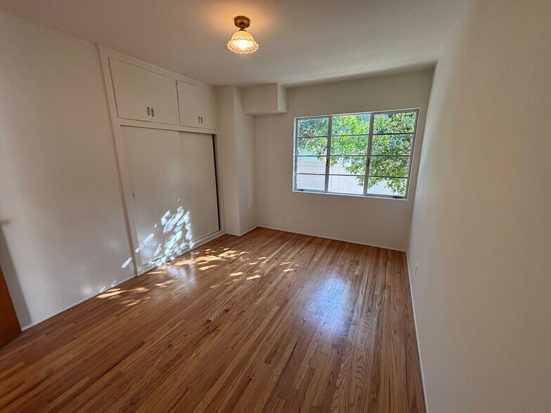 Building Photo - 4616 Kingswell Ave