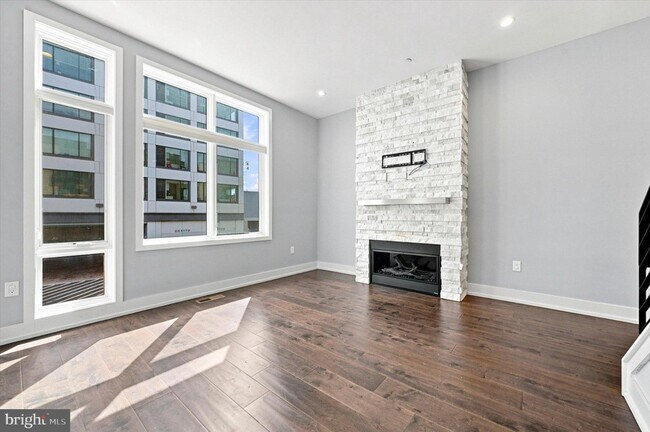 Building Photo - 602 N 5th St
