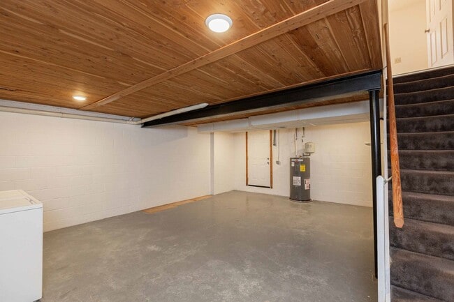 Building Photo - Updated Townhouse with Deck, Basement, New...