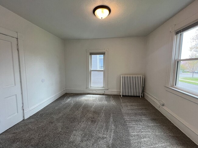 Building Photo - AVAILABLE JUNE - 4 Bed 2 Bath w/ Bonus Room & Garage