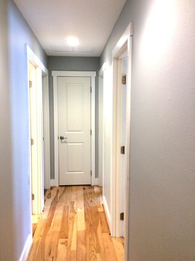 Building Photo - Le and Delisi - Bellevue Duplex