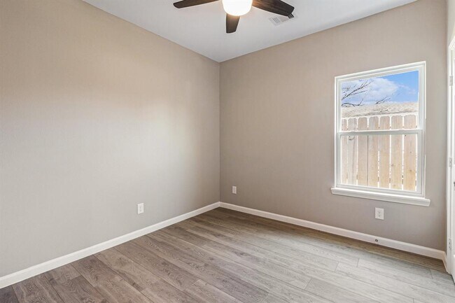 Building Photo - 4645 Larkspur St