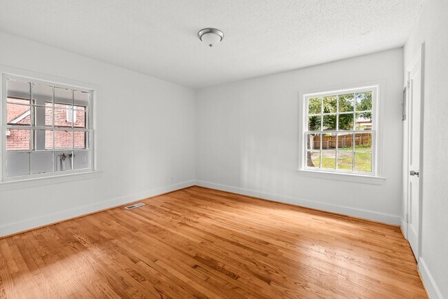 Building Photo - Charming 3 Bedroom 2 Bathroom Bungalow