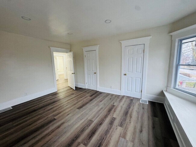 Building Photo - Charming 4-Bedroom Property in Prime Location