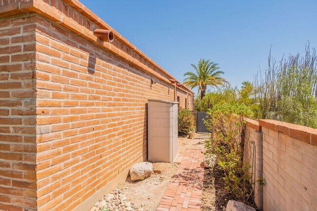 Building Photo - 3615 E Calle Alarcon