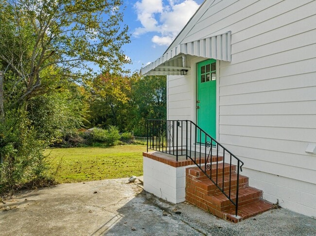 Building Photo - Available Early August! - Charming 2-Bedro...