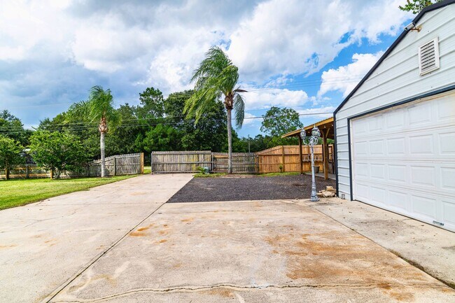 Building Photo - Home on half acre with land and storage