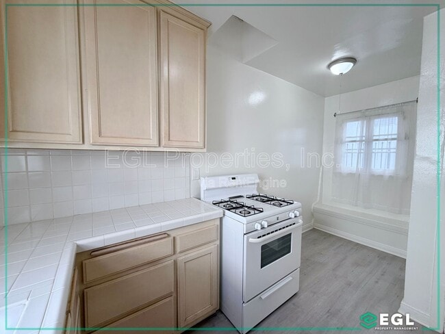 Building Photo - 807 N Martel Ave