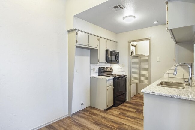 Building Photo - 1000 Rambling Oaks Dr