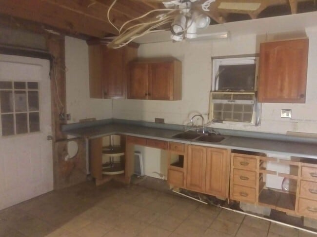 Building Photo - ELDON - 2 Bd, 1.5 Ba Fixer Upper - ONLY $8...