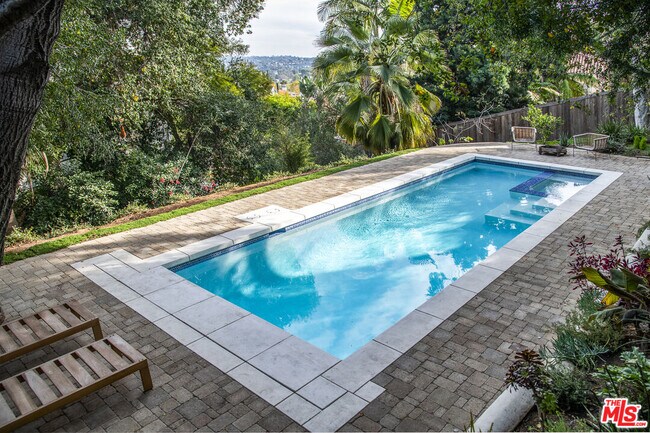 Building Photo - 4458 Dundee Dr