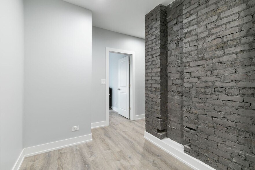 Building Photo - 7740 N Eastlake Ter