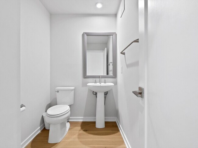 Building Photo - "Modern Living Awaits: Spacious 2-Bed, 2.5-Bath Townhouse in the Heart of McLean!"