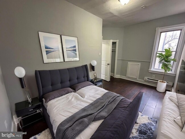 Building Photo - 1948 E Monmouth St